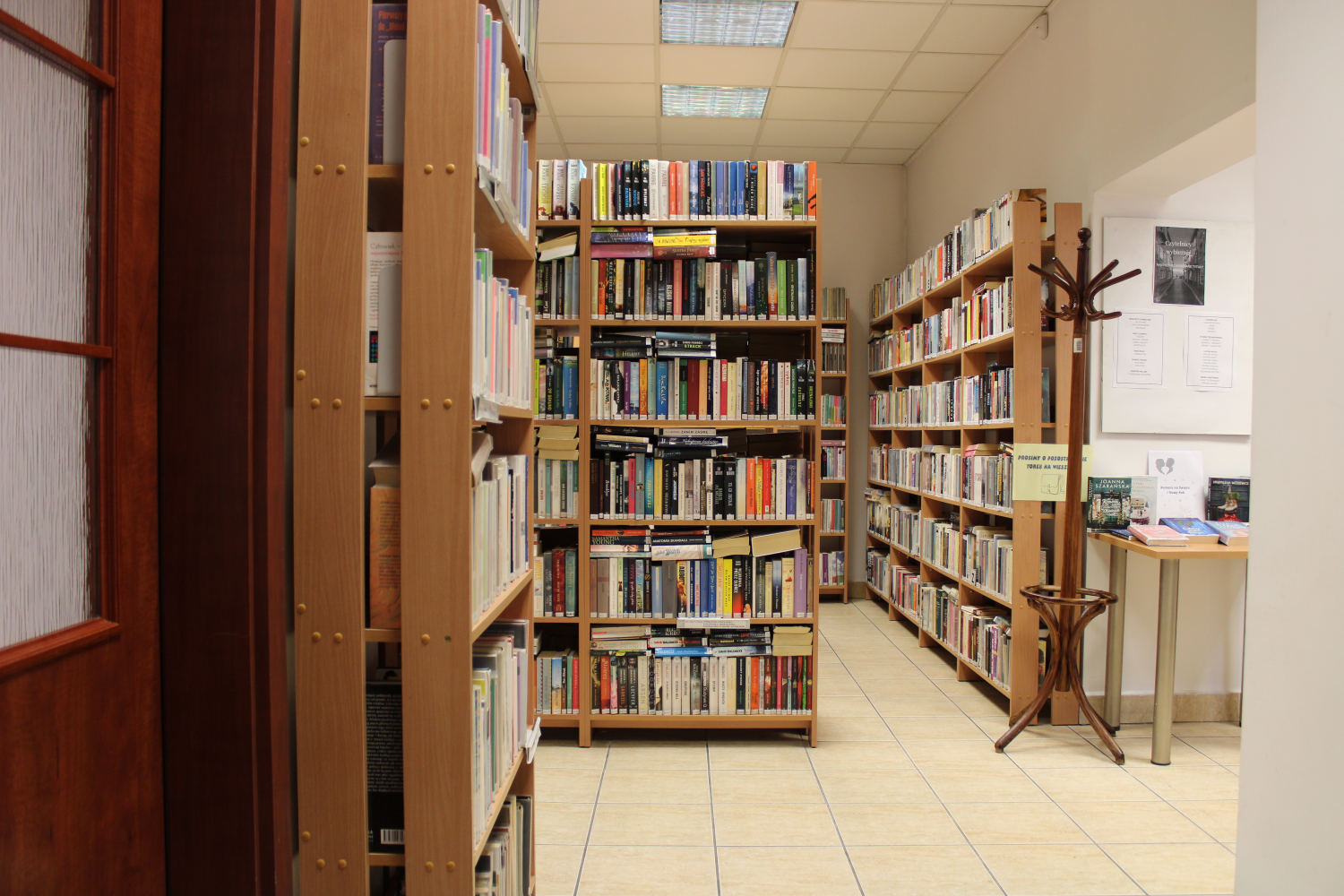 Regały z książkami w bibliotece